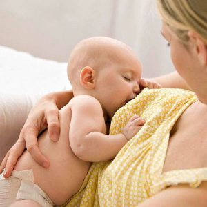 حالت صحیح قرارگیری سر و شانه و لگن نوزاد در یک راستا هنگام شیردهی نوزاد